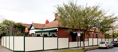 Picket and handrail fence with Angelina cast metal capitals